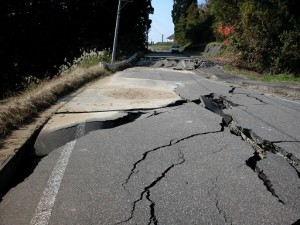 中越地震での道路のひび割れ